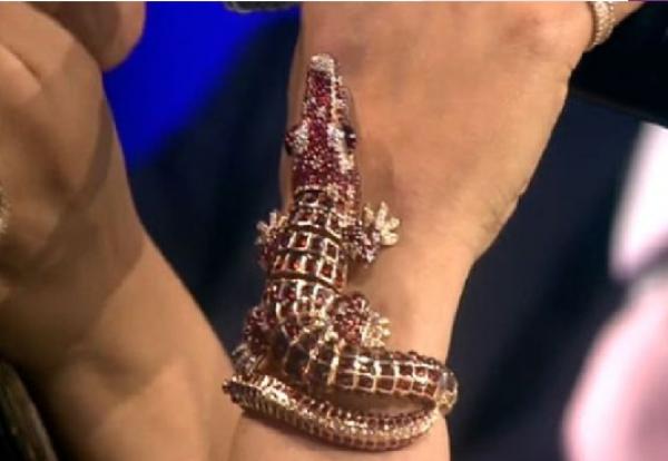 سوار أحلام.. تخطى تكلفة الفستان