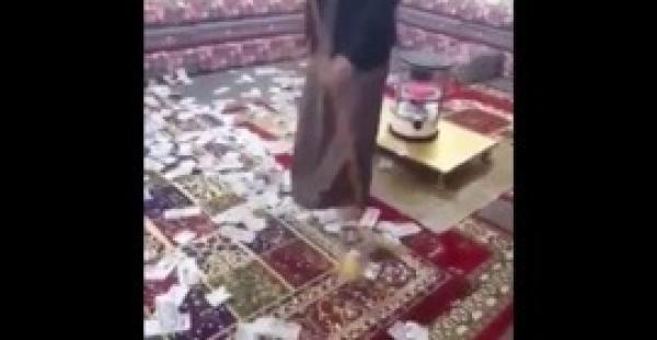 بالفيديو.. شاب سعودي يتباهى بكنس الأموال يشعل مواقع التواصل