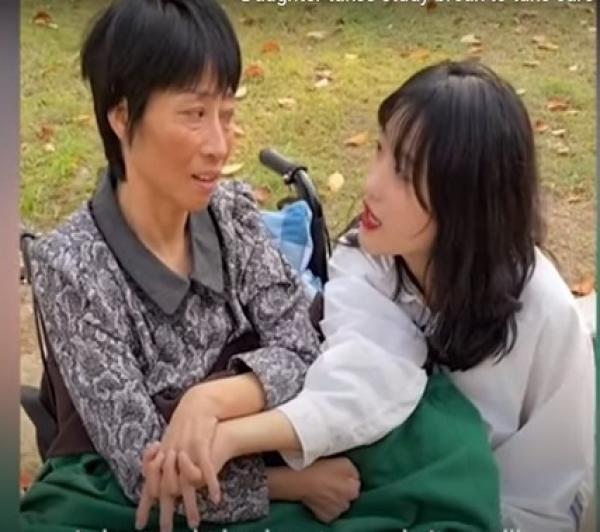 تترك الدراسة عاما كاملا للاعتناء بوالدتها المريضة(فيديو)