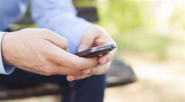 محكمة إيطالية تقضي بتعويض رجل أصيب بورم بسبب الهاتف النقال