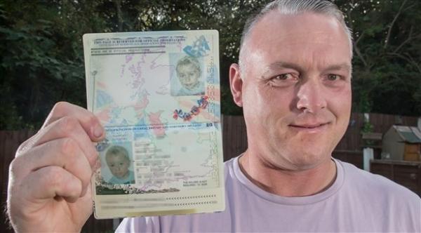 أربعيني يتجاوز نقاط تفتيش المطار بجواز سفر طفل