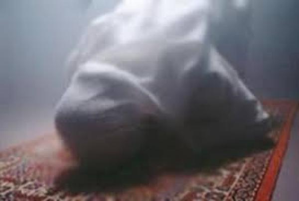 قصة الشاب الذي قطع راس أمه وهي تصلي، انظر كيف عاقبه الله في الدنيا!!