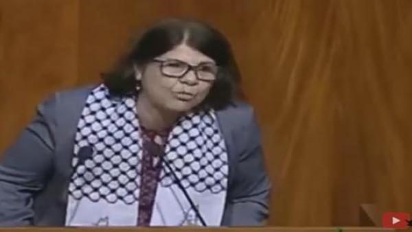 شاهد البرلمانية "ثورية لحرش" تنفجر في وجه رئيس الحكومة بسبب المقاطعة