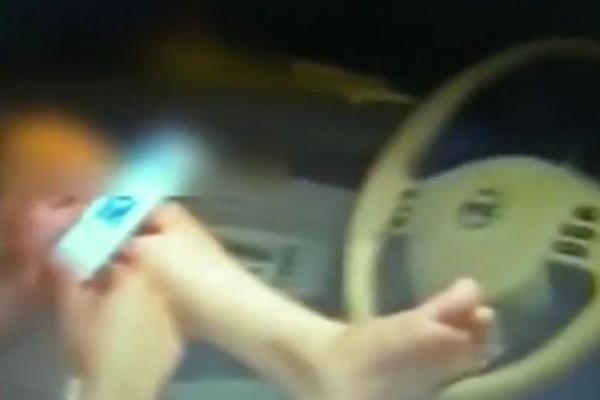 بالفيديو: صيني يقود سيارته بقدمه وهو يلعب بهاتفه النقال