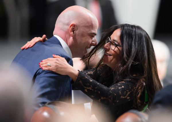 تعرف على "قصة حب" رئيس الفيفا الجديد و زوجته اللبنانية