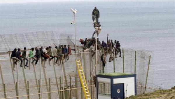 مئات المهاجرين السريين يشنون هجوما ضخما لاقتحام سبتة المحتلة وهذا ما وقع