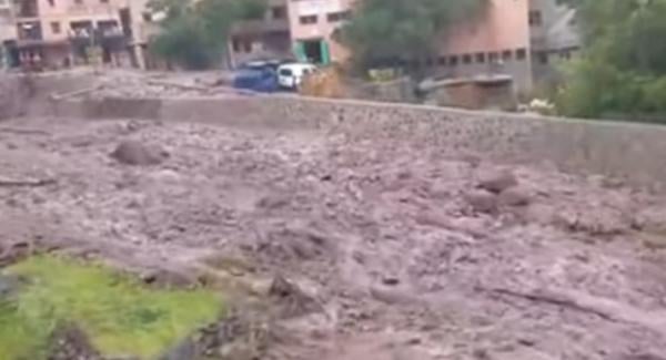 فيديو مخيف...سيول مروعة بالحوز تجرف السيارات والأعمدة الكهربائية