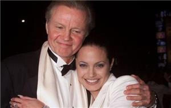 أنجلينا جولي تستعيد علاقتها بوالدها بفضل مساعدة أولادها