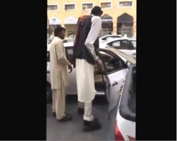 بالفيديو: كيف يركب أطول رجل في العالم التاكسي
