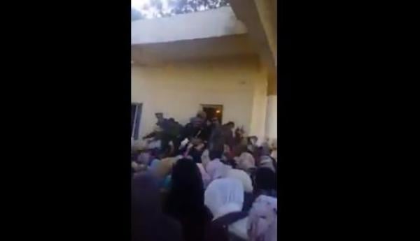 فيديو مؤلم .. نساء بطنجة يتزاحمن لتقديم طلباتهن للعمل في حقول الفراولة بإسبانيا