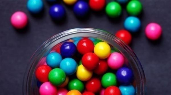 تجربة جديدة تظهر تأثير مضغ العلكة ذات النكهات على الدماغ