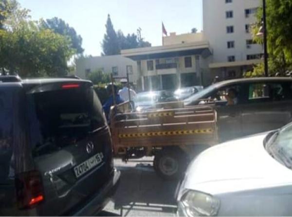 استمرار التوتر بفاس وأفراد يعرقلون السير والجولان واتهامات لمهنيي سيارات الأجرة الكبيرة وهذا موقف الوالي