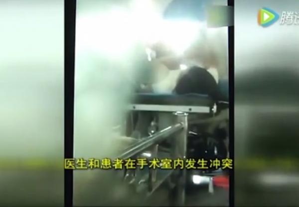 بالفيديو: طبيبة تضرب مريضة بعنف على طاولة العمليات