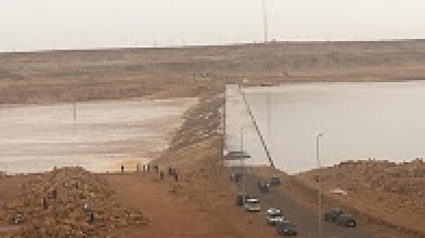 فيضان وادي الساقية الحمراء يقطع طرقات العيون