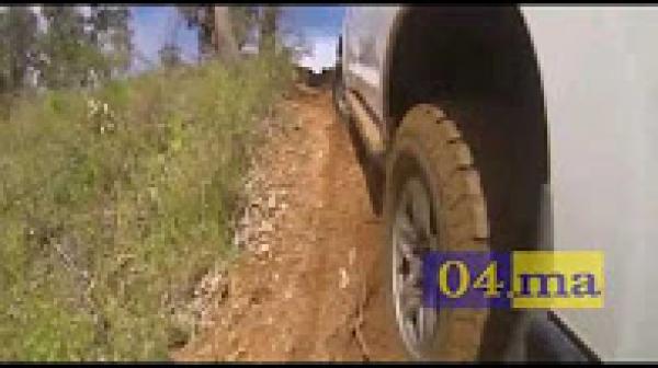 طريقة رائعة و ذكية لإخراج السيارات من الوحل