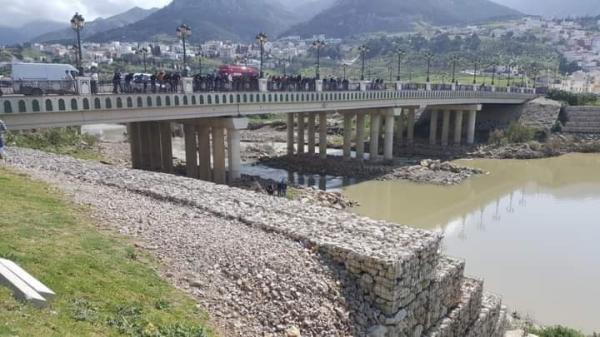 شاب يرمي بنفسه من فوق قنطرة بوعنان بتطوان