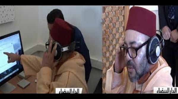 شاهد الأمر الذي شد انتباه الملك و جعله يجلس أمام الحاسوب و يضع السماعات في أذنه