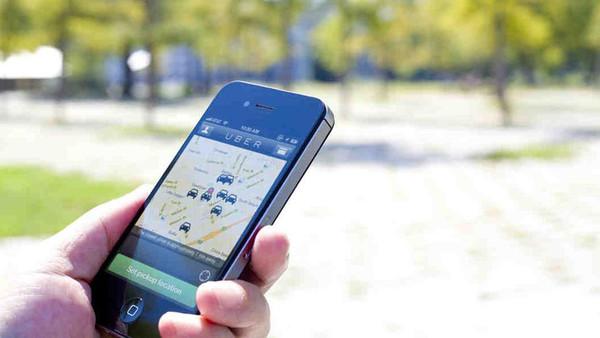 "فيسبوك" تعتزم دمج خدمة "أوبر" مع تطبيق "ماسنجر"