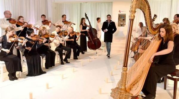 بالصور: أول بنك في العالم يستقبل عملاءه بهذه الطريقة