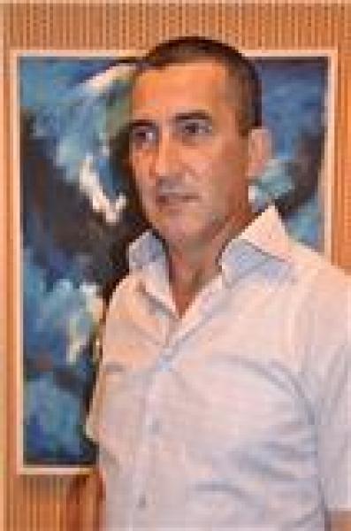 لوحات\"مكوار\".. شلال ألوان ينهمر بسحر التجريد على ضفاف الحلم