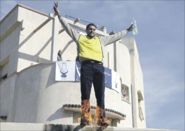 المعطلون بالفقيه بن صالح يلجئون إلى إحراق أنفسهم  