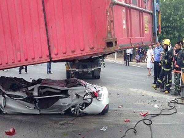 بالصور .. شاحنة تسحق سيارة ويخرج ركابها أحياءً