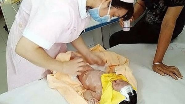 بالصورة.. مولود يظل حيا بعد دفنه ثمانية أيام !