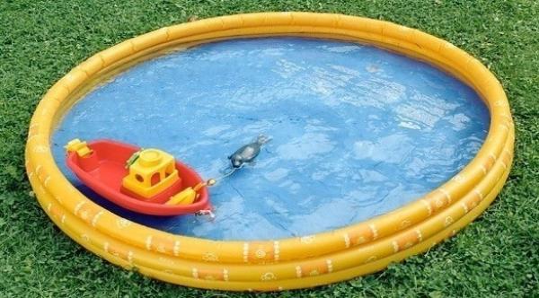 تبتكر طريقة فريدة لنفخ حوض السباحة في منزلها باستخدام أدوات بسيطة