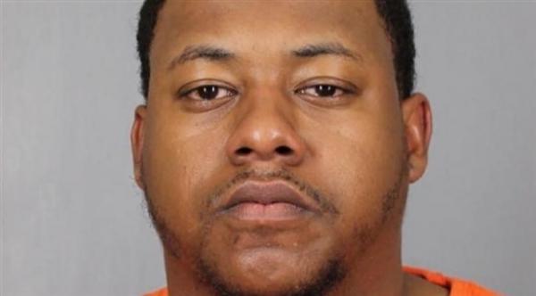 طباخ يرفض تقديم الطعام لزبون بدون كمامة ...فيصاب بطلقات نارية