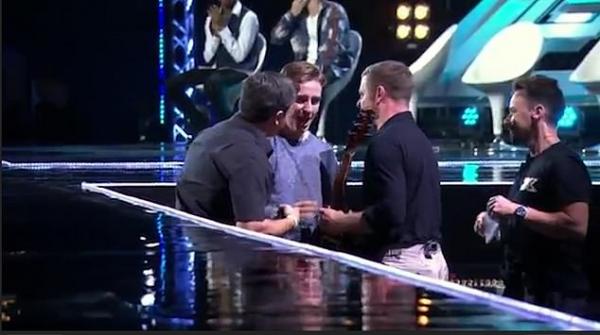 لحظة سقوط متسابق إكس فاكتور من أعلى المسرح (فيديو )