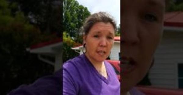 بالفيديو  سيدة شجاعة تقبض على ثعبان ضخم بغطاء «مخدة»