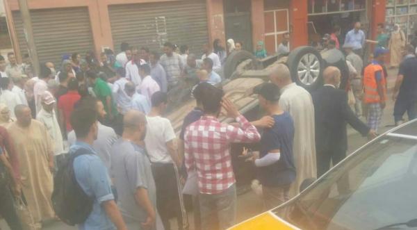 بالصورة: حادثة غريبة..انقلاب سيارة وسط المدار الحضري بهذه المدينة وسط دهشة المواطنين