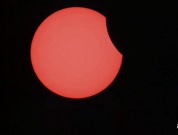 مخاطر النظر إلى الشمس أثناء كسوفها اليوم