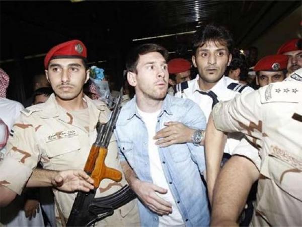 بندقية في وجه "ميسي" تثير جدلاً واسعاً