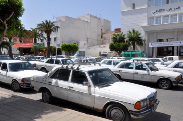 بعد أسوعين من الأزمة و الصراع سائقو الطاكسيات يتوصلون للحل