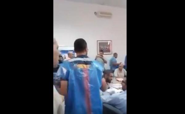 بالفيديو ... معطلون يحرجون الوزير السابق مبديع و يلبسون أكياس زرقاء ويقتحمون دورة بلدية الفقيه بن صالح