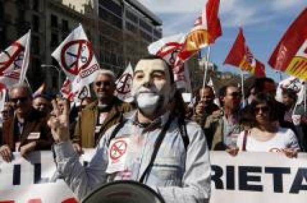 حوالي نصف الإسبانيين دون سن ال 45 يفكرون في مغادرة البلاد لتحسين ظروفهم المعيشية