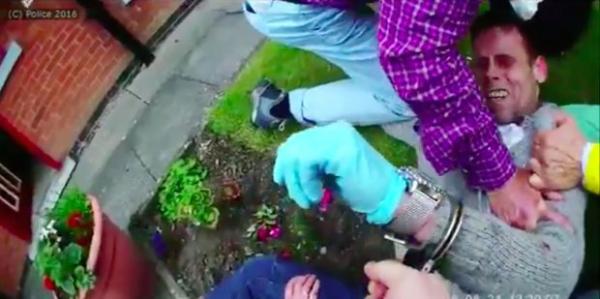 بالفيديو: ثلاثة مسنين يسيطرون على لص لحين وصول الشرطة