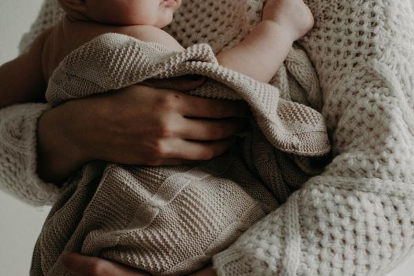 سيدة تضع مولودها بسوق شعبي بعد رفضها بمستشفى سطات