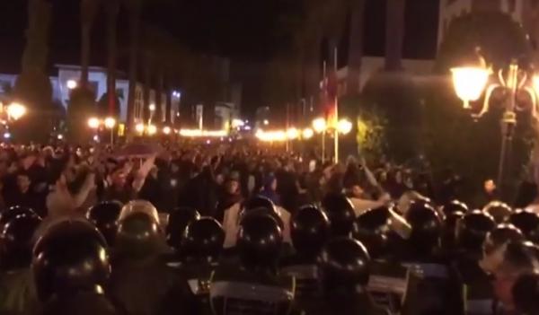 تدخل الأمن  بخراطيم المياه لتفريق احتجاجات الأساتذة المتعاقدين