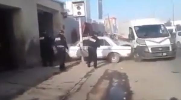 سائق سيارة يحاول الفرارمن قبضة الشرطة بطريقة مثيرة