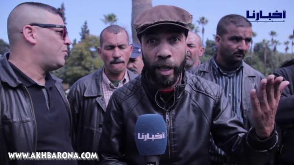 شيفور طاكسي خرج فالحكومة طول وعرض: كيطلبو منا نزيدو على المواطنين ويمشيو احيدو تقاعد البرلمانيين والوزراء