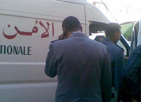 خطير .. صاحب سوابق يقدم على الانتحار داخل سيارة للشرطة بالرباط و ها شنو وقع 