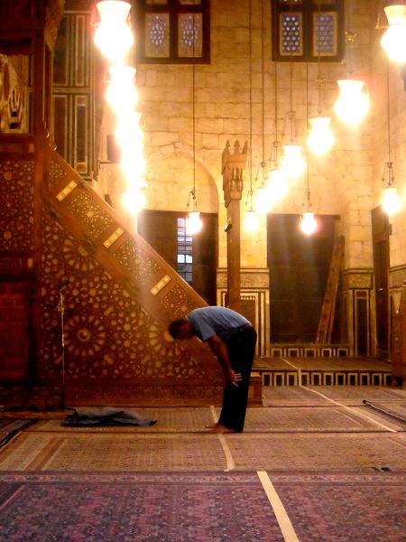 الشك في عدد الركعات يستلزم سجود السهو، وهل له تشهد