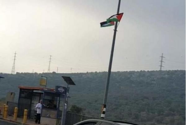 مستوطنون يرفعون الأعلام الفلسطينية في شواع الضفة الغربية احتجاجا على سياسات حكومة نتنياهو