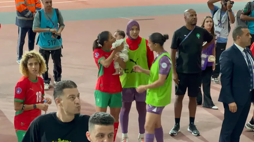 لقطة جميلة لغزلان الشباك مع ابنة أخيها بعد نهاية مباراة السنغال