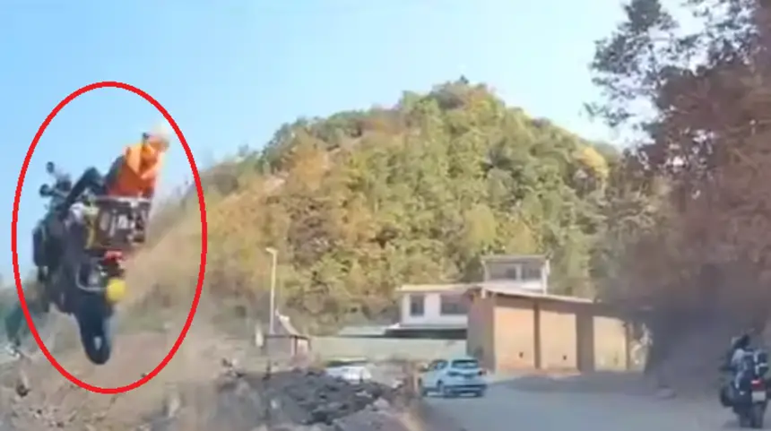لحظات خطيرة: سقوط سائق دراجة نارية من سفح جبل في الصين بعد فقدانه السيطرة