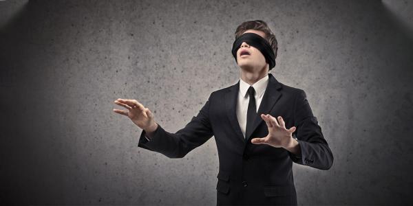 ظل يتلقى آلاف الدولارات بحجة أنه أعمى ثم كشفه غباؤه