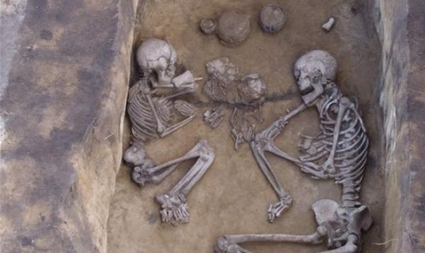 هياكل عظمية لأزواج يحتضنون بعضهم تعود إلى 3500 عام