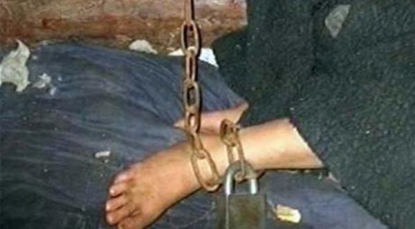 يابانية تُعذب طفلها 8 ساعات مقيداً بالسلاسل